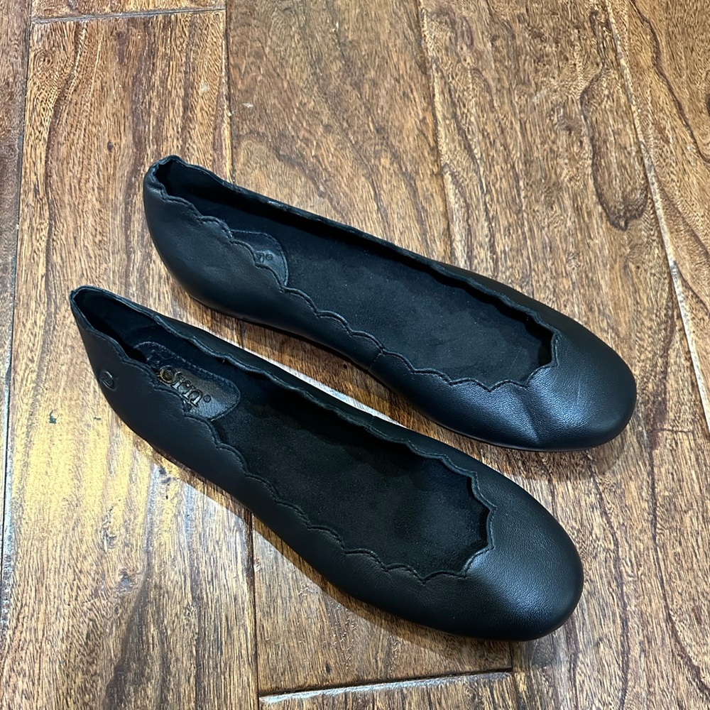 Like new black flats with scalloped edge. Leather upper. Rubber soles